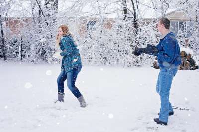 雪球大战 冬天 雪 下雪的 寒冷的 男人 女士 乐趣