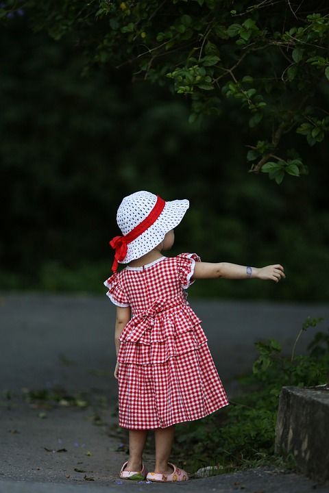 孩子 女孩 裙子 帽子 户外 肖像 童年 小姑娘 自然