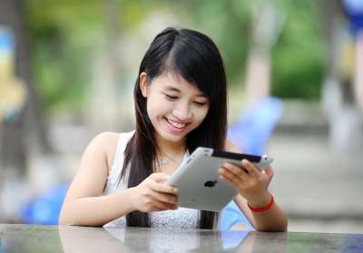 Ipad 女孩 药片 互联网 技术 计算机 数字的 快乐的 女士
