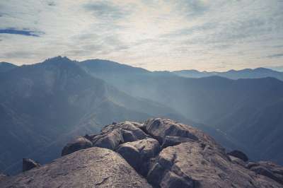 山 峰 首脑 悬崖 山谷 天空 云 景观 蓝色风景 蓝色山脉