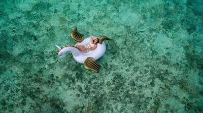 救生圈 水 海洋 海 海滩 人们 女士 泳装 比基尼 放松