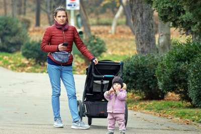 孩子 母亲 婴儿车 家庭 女士 放松 户外 公园 秋天