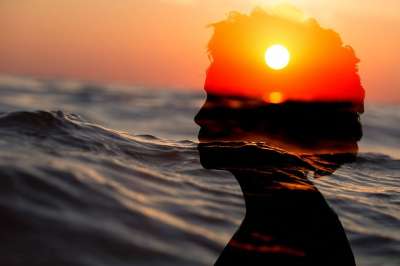 头 女士 日落 透明的 透明度 海 水 波 波浪 太阳