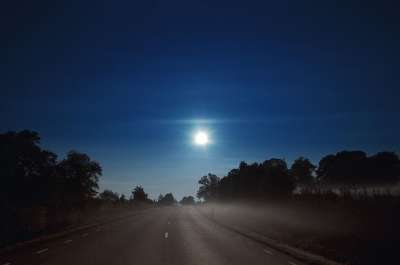满月 云 天空 夜 路 森林 树 多雾路段 大自然 景观