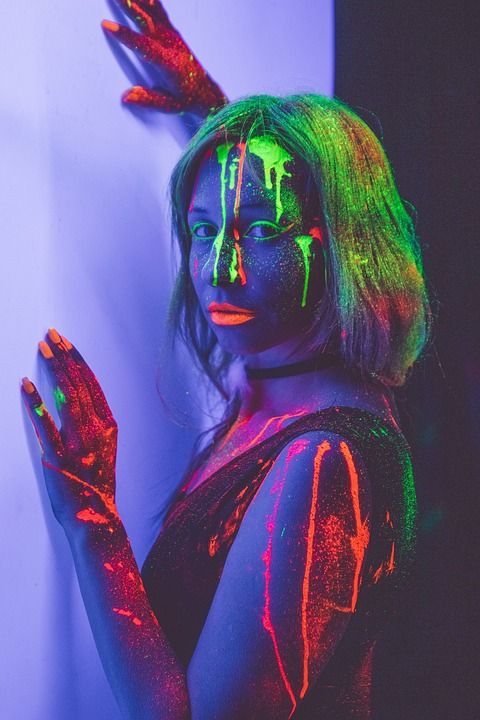 氖 霓虹灯化妆 霓虹体的画 发光的妆 迪斯科 俱乐部