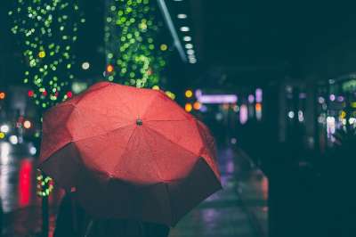 红色的 雨伞 下雨 夜晚 黑暗的 街道 城市 城市的 灯