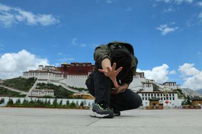 布达拉 玩乐 大学生 停止 手势 设备 手机 玩 游戏 年轻人