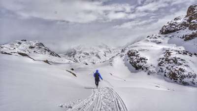 冒险 云 景观 山 登山家 户外 人 雪 步行 冬天