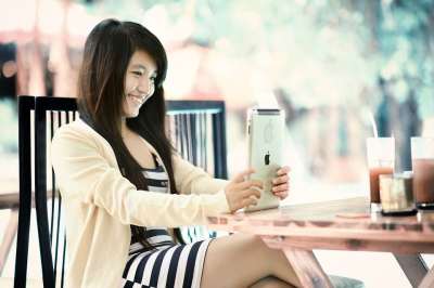 Ipad 女孩 药片 互联网 技术 计算机 数字的 快乐的 女士