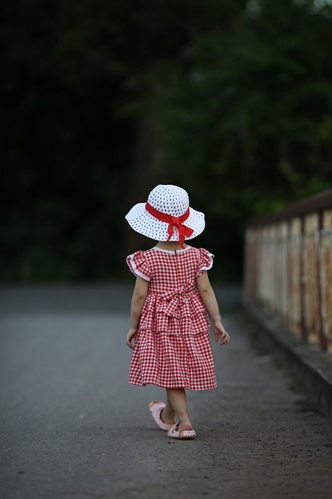 孩子 女孩 裙子 帽子 户外 肖像 童年 小姑娘 自然