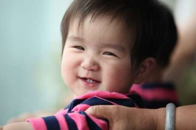 婴儿 孩子 学步的儿童 小的 年轻 童年 微笑 清白 清白的