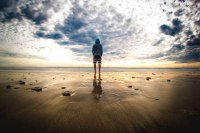 人们 男人 旅行 冒险 海滩 海洋 海 沙 云 天空 宽的