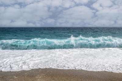 海滩 海 海浪 泡沫 沙 天空 云 景观