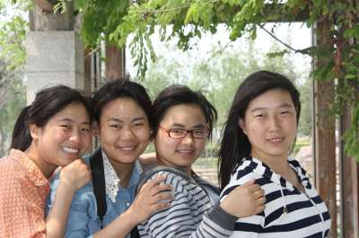 美女 校园 青春 人像 开心 女生 踏青 大学生 开心 女生