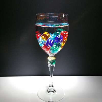 骰子 玻璃 幸福 幸运骰子 红酒杯 多彩多姿的 游戏 胡扯