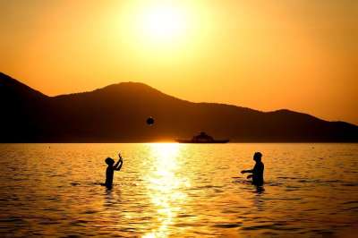 人们 孩子们 男孩 男人 男性 日落 海 天空 太阳 夏天