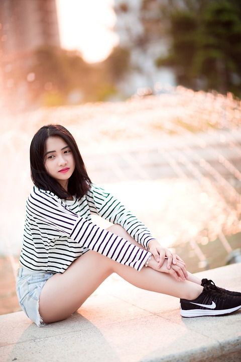 女孩 模型 年轻 T恤 人 户外的 日落