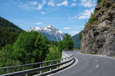 路 山 景观 山路 曲线 沥青 路面 防撞栏 树木 岩石