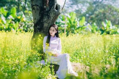 女孩 花 花园 绿色 春天 户外 朋友们 植物 园丁 园艺