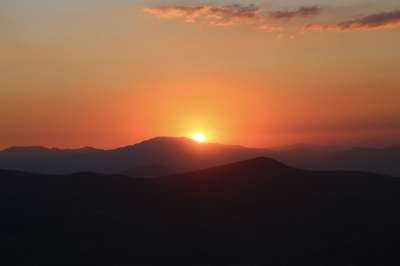 日落 晚上 山 日落颜色 黄昏的地平线 太阳 自然