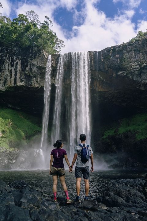 手机壁纸 旅行 流浪 夫妻 瀑布 下降 牵手 背包客 背包旅行