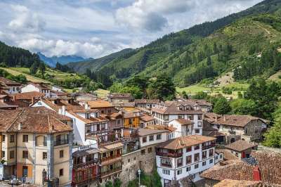 镇 农村 自然 景观 山 房屋 云 森林