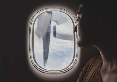 人们 女士 飞机 旅行 冒险 假期 空气 翅膀 云 天空