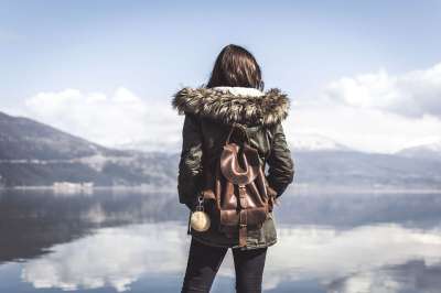 人们 女士 旅行 包 冒险 独自的 山 湖 水 蓝色独处