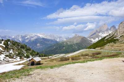 景观 遥远的视图 全景 明信片 山 山路 目睹 自然 蓝天 云