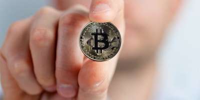 比特币 加密货币 货币 钱 手 保持 名片 电路板 跟踪 电路
