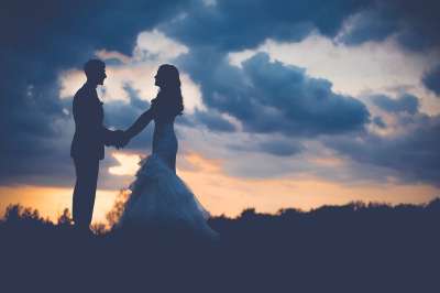 草 云 天空 黑暗的 日落 轮廓 人们 夫妻 男人 家伙