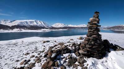 凯恩 雪 湖 冬天 岩石 桩 堆 石头 平衡 蒙古 霍顿湖