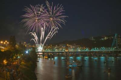 结构 桥 庆典 城市 城市景观 节日 烟花 灯 夜晚 河