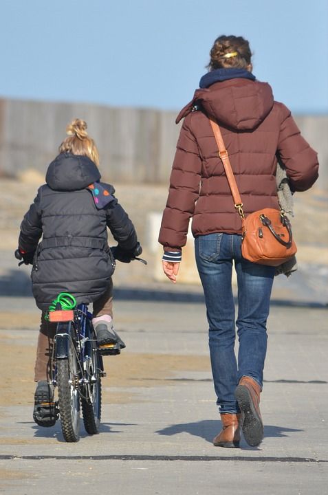 徒步旅行 母亲 儿童 人 自行车 女孩 女人 走 手提包