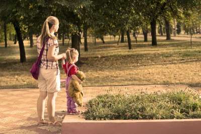 公园 孩子们 妈妈 家庭 漫步 晴天 在公园里 小小孩 自然