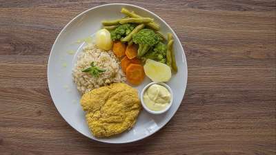 健康食品 鸡 面包屑 西兰花 白饭 不可缺少的 芥末 土豆 酱