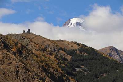 山 景观 自然 乔治亚州 卡兹别克 格盖蒂 寺庙 云 高加索地区