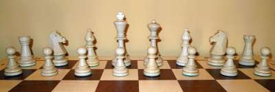 象棋 棋盘上的棋子 国际象棋游戏 棋盘 黑色和白色 游戏 人物