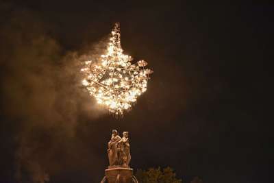 火焰 喷泉 雕像 火 节日 雕塑 城市 夜晚 晚上
