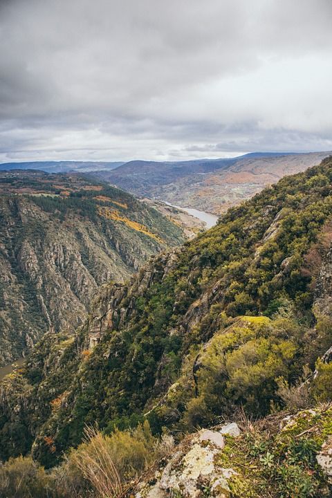 山 沟壑 喉咙 自然 场 景观 天空 云 野蛮的 河 场景