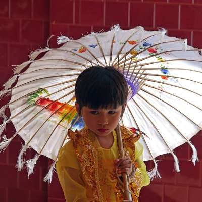 修道院节 缅甸 灯的节日 女孩 阳伞 雨伞 佛教