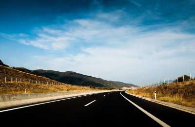 沥青 蓝天 云 混凝土路障 高速公路 栅栏 景观 车道 山