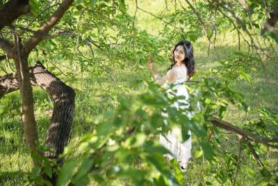古树 丛林 绿地 美女