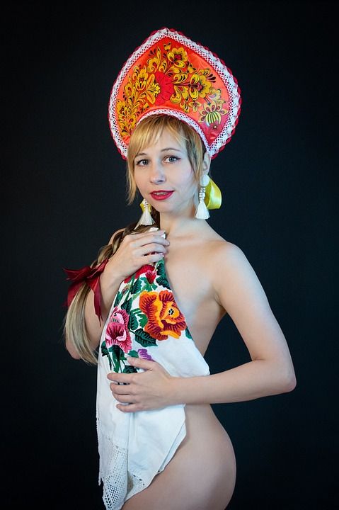Kokoshnik 女人 俄罗斯的民族风格 头饰 年轻女子 俄语