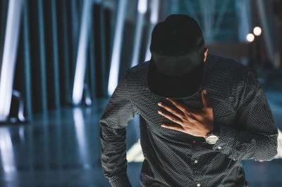 人们 男人 家伙 独自的 室内 时尚 黑色的 帽 衣服 手表