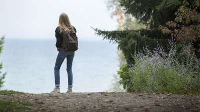 人们 女孩 女士 女性 旅行 户外的 绿色 树木 植物 海