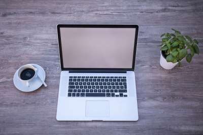 笔记本电脑 Macbook 在家办公 打开 白色的屏幕 空白的画面