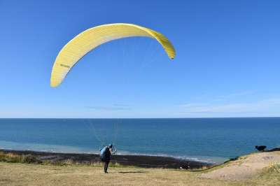 滑翔伞 海滩 极端 航班 飞 风的天气 天气 闲暇 运动 冒险