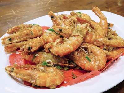 对虾 虾 油炸 咸蛋 海鲜 美食 餐厅 棕色的餐厅 棕色的鸡蛋