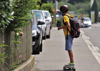 滑板 男孩 侧影 假期 街道 选手 背包 休假 城市 一